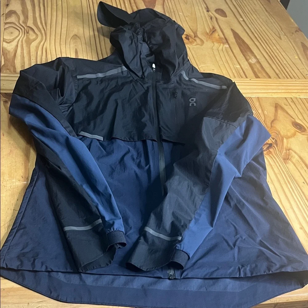 On Running Two-Tone Navy and Black Lightweight Running Jacket - Picture 13 of 16
